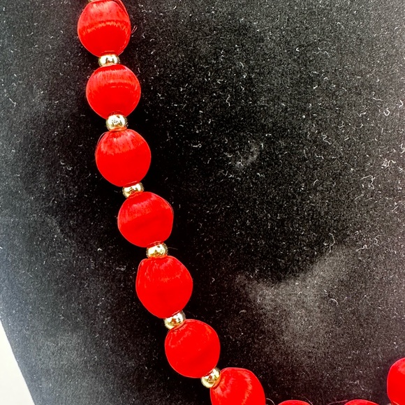 Vintage 50s Coral Red Silk Thread Beaded Necklace Gold Tone Jewelry 15" - Picture 2 of 3